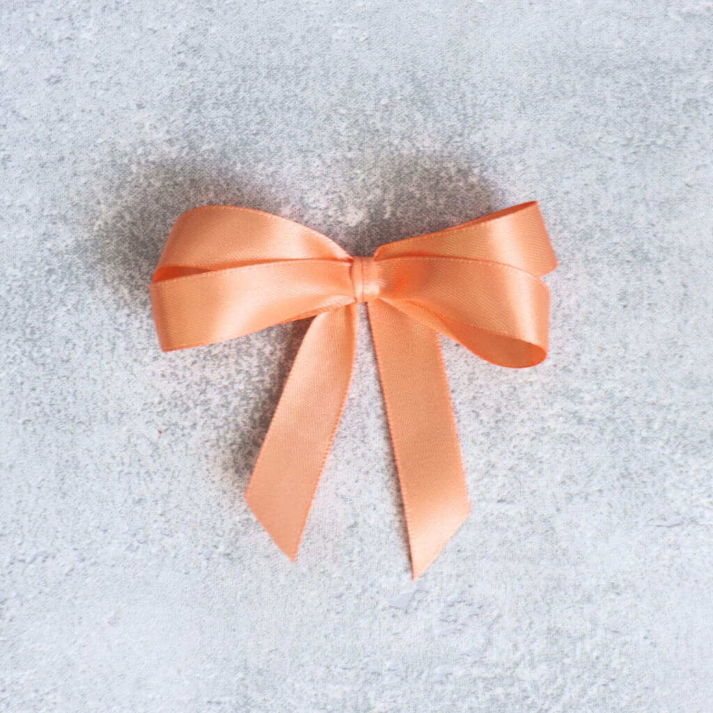 Saténová stuha 15 mm – meruňková, elegantní doplněk pro tvoření a dekorace